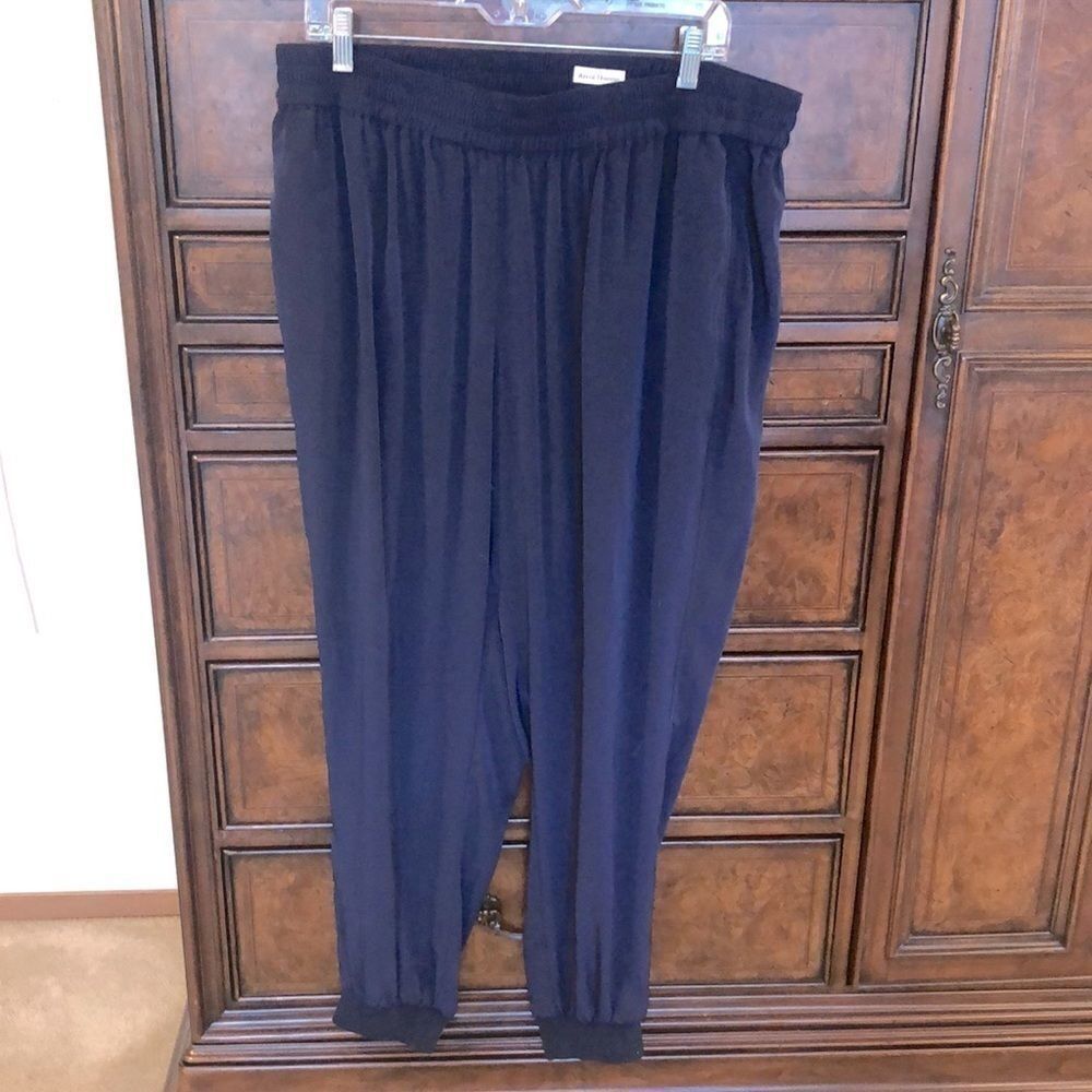Sejour Woman’s Navy Blue Flowy cuffed pants